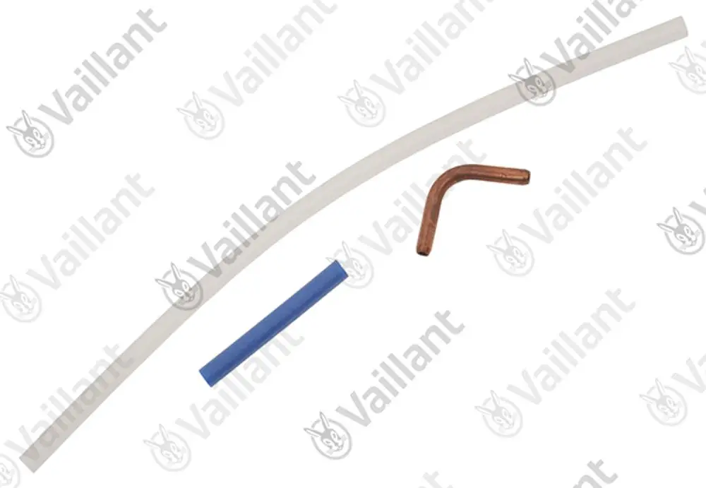 Vaillant-Teile: ein gebogener Kupferdraht, ein blauer Kunststoffzylinder und ein transparenter Schlauch, angeordnet auf hellem Hintergrund.